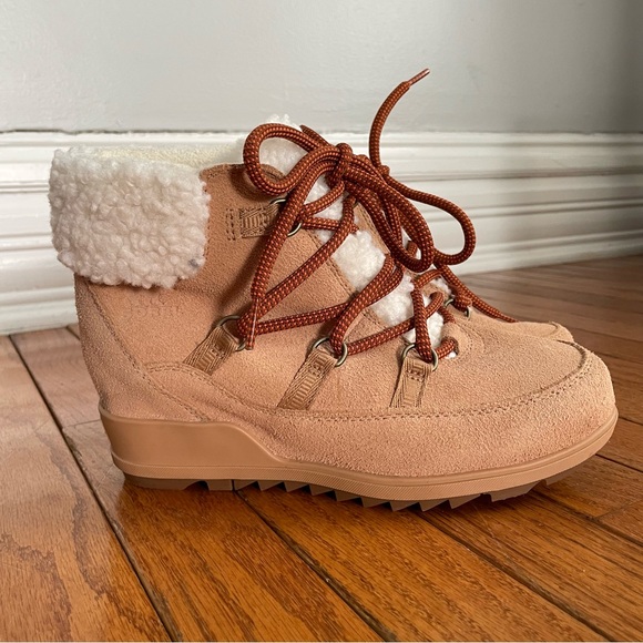 Sorel Shoes - Sorel Tan Ankle Boots with White Faux Fur Lining Size 8